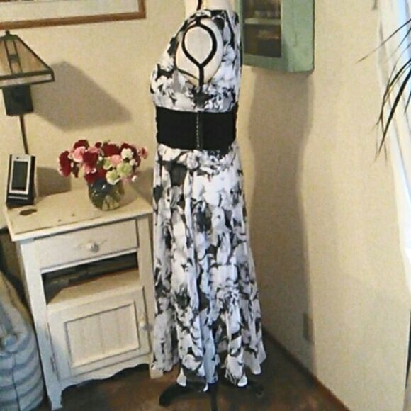 Connected Apparel Black and White Floaty Dress - Picture 4 of 10